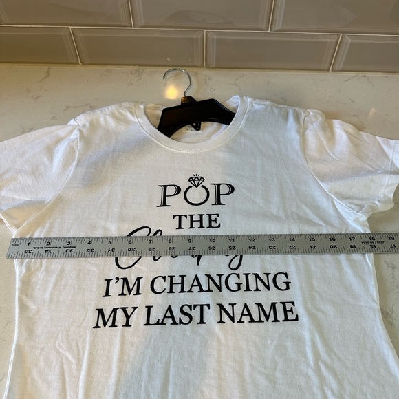 New Pop the Champagne I’m Changing My Last Name T-Shirt & countdown blocks Sz S - Picture 5 of 11